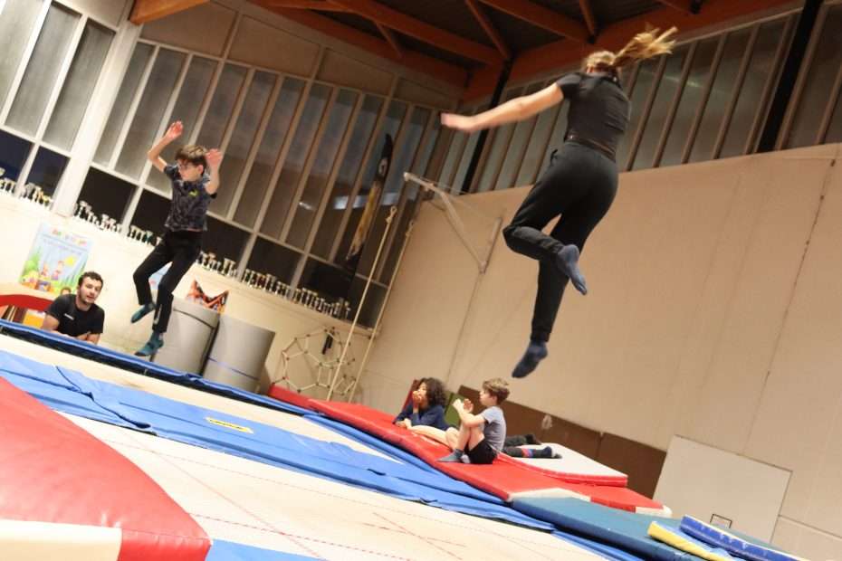 deux gyms sur trampoline