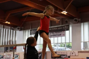 une gym enfant sur la poutre